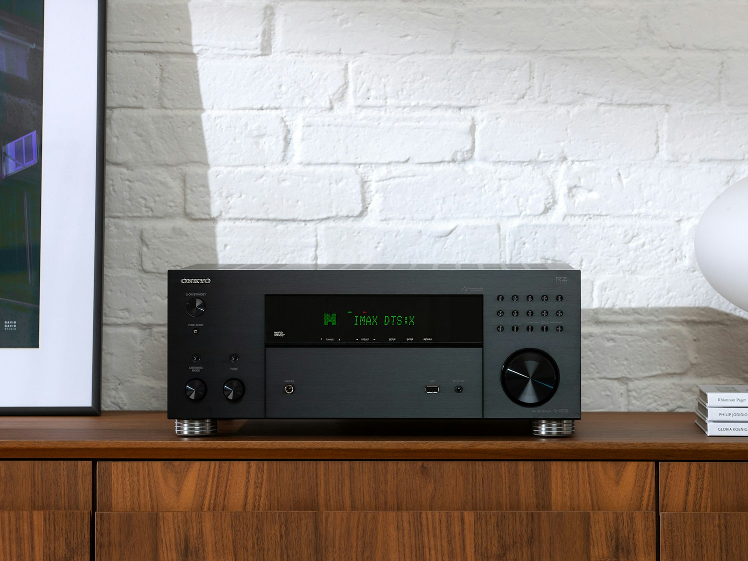 ONKYO TX RZ30 on wood media console med res 2000x1500